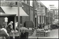 400881 Gezicht in de Lombokstraat te Utrecht, met een bord woningverbetergebied van het Bouwburo West en links op de ...